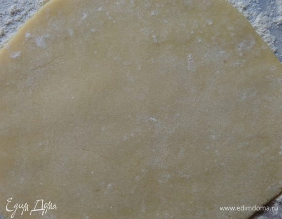 Сразу (что мне очень нравится!) раскатать тесто на нескольких листах пергамента и в раскатанном виде положить на час в холодильник. Потом вырезать из него все, что душеньке угодно и на этих же листах отправлять в духовку (180 градусов) и печь до очень легкой золотистости.