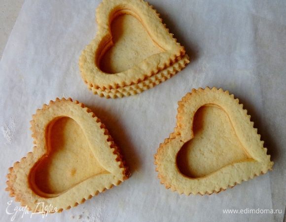 А теперь  о шкатулке. Надо вырезать 4 сердечка и у трех из них вырезать серединку более маленькой формочкой.  Испечь, остудить и на целое сердечко наклеить айсингом два сердечка с дырочкой.