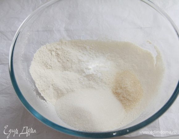 Муку просеять, добавить 80 г сахарной пудры, ванильный сахар и разрыхлитель.