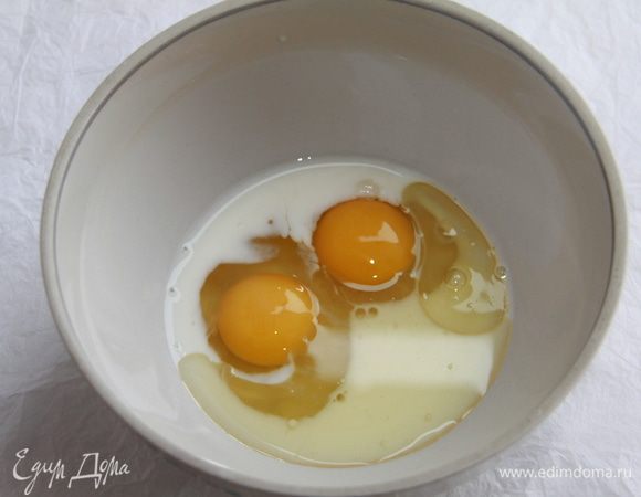 В другой миске смешать венчиком 2 яйца с молоком и 3 ст. л. растопленного сливочного масла.