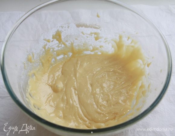 Соединить обе смеси, получится сметанообразное тесто.