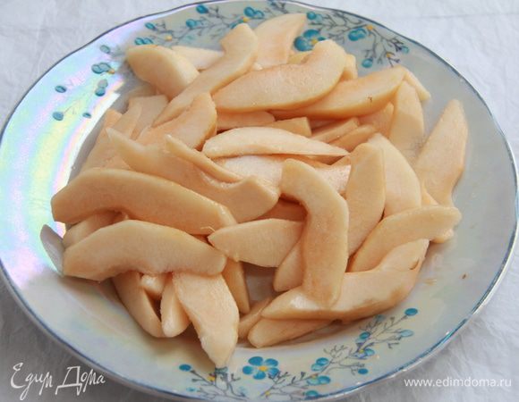 Груши очистить от кожицы, семян и нарезать лепестками.