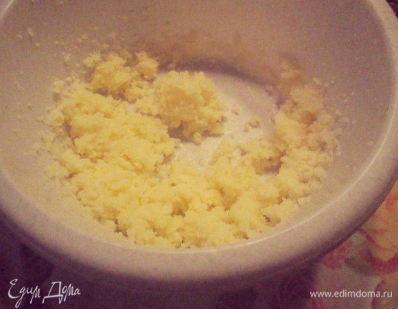 Духовку разогреть до 180°C.
Сахар взбивать с сливочным маслом 7 минут. 