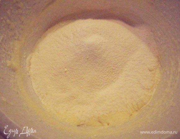 И добавить муку просеянную с разрыхлителем.
Тщательно все взбить.