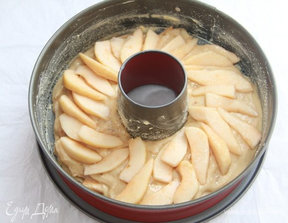 Форму для кекса смазать маслом, вылить тесто и выложить ломтики груш. Внимание! Не используйте разъемную форму — вытечет глазурь! Выпекать при температуре 180 в течение примерно 20 минут. 