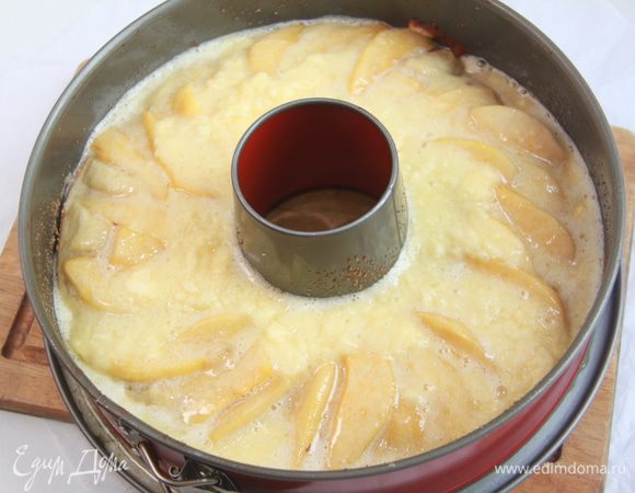 Приготовить заливку для пирога. Взбить 75 г сливочного масла и 150 г сахарной пудры. Добавить взбитое яйцо и хорошо перемешать. Покрыть пирог глазурью. 