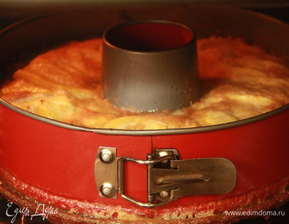 Выпекать 10 минут, пока пирог не зарумянится. Подавать в холодном виде. Приятного чаепития!