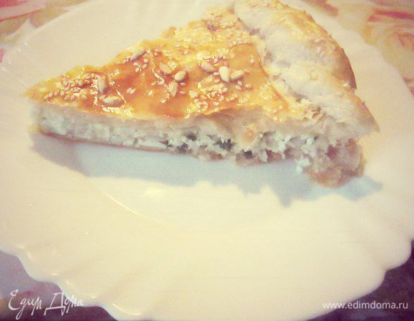 Желток смешать с молоком. И смазать пирог. Посыпать кунжутом.
Выпекать 40-45 минут.