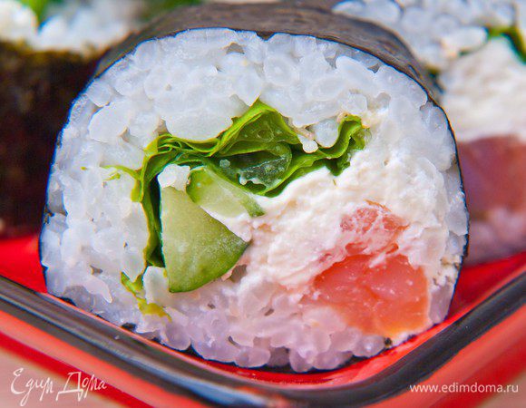 Приступаем с скручиванию роллов. На циновку кладем  лист нори и отступив от дальнего края  4 см выкладываем рис (руки каждый раз, перед таем как взять порцию риса смачиваем в воде)  Выкладываем сливочный сыр, огурец, авокадо, рыбу  и начинаем скручивать ролл, формуем циновкой. Далее разрезаем пополам и потом каждую половинку разрезаем на 2 части. Приятного аппетита!