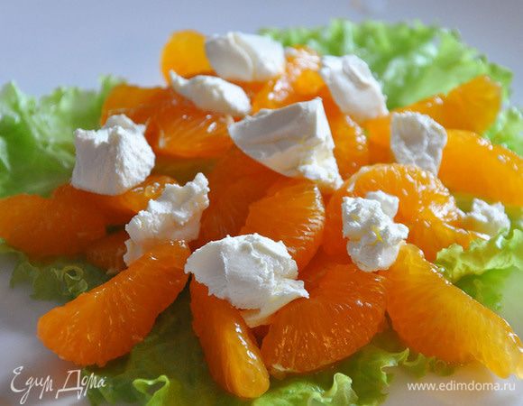 Козий сыр выложить маленькими кусочками.