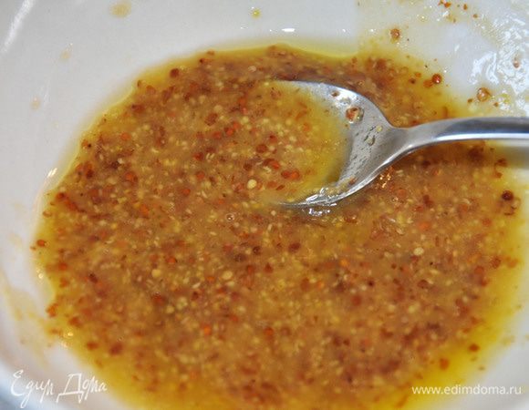 Смешать масло, уксус, мед и горчицу.  