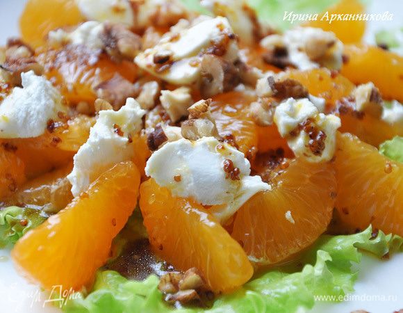 Вылить заправку на салат ложкой.