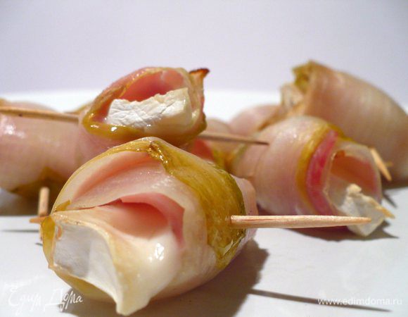 Цикорий помыть, убрать "кочерыжку", отделить листья, бланшировать, затем обдать ледяной водой. Сыр нарезать тонкими слайсами (у меня Chavroux), разрезать на половинки. Ветчину (в принчипе, любую) нарезать тонкими полосками четь меньше, чем листья цикория. Выкладываем будущие рулетики: цикорий, на него ветчину и кусочек сыра, перчим. Сворачиваем, закрепляем зубочисткой. Запекаем при 160°C минут 5-10.