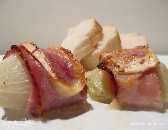 Если цикория в доме, в магазине или на рынке не оказалось, можно взять за основу фенхель. Особенность: фенхель бланшируют дольше, чем цикорий. Цикорий будет готов за минуту-другую, фенхулю нужно около 3-4 минут. Как и во всех предыдущих рецептах, нужно просто подождать, как сыр зазолотится. Для фенхеля под сырной шапочкой понадобится минут 15-20. Просто не выпускаем из поля зрения нашу горячую закуску. Приятных Вам праздников!