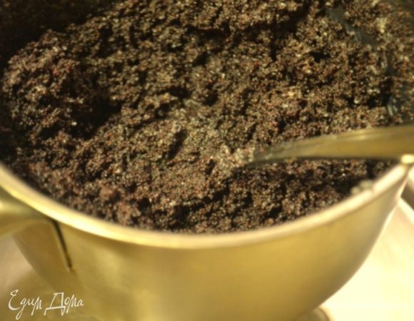 Мак залить 150 мл молока, добавить 3 ст ложки сахара и проварить на слабом огне около 20 минут. За это время мак впитает в себя молоко и станет мягче.