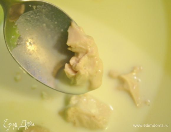 Дрожжи развести в 100 мл теплого молока вместе с 1 ст ложкой сахара и 1 ст. ложкой муки. Дать постоять 15 минут.