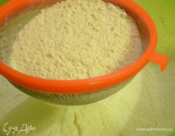 В готовую опару просеять 500 г муки (остальную муку оставить на замес).