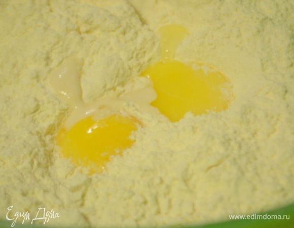 Добавить 100 г сахара, соль, желтки, 150 мл молока и очень мягкое сливочное масло.