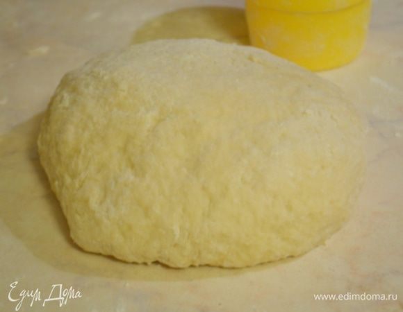 Достаем тесто и замешиваем его на столе в оставшейся муке. Вымесить как следует, чтобы оно стало мягким и не липким. Мука может еще понадобится, а может и нет).