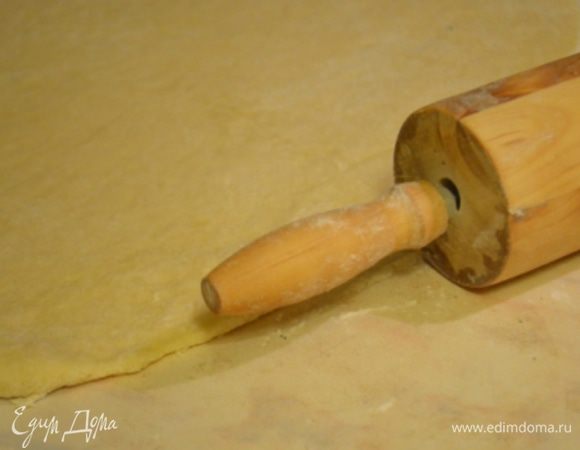 Раскатать тесто в пласт толщиной 1 см.