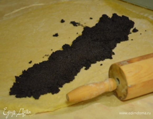 Вдоль всего края выложить начинку.