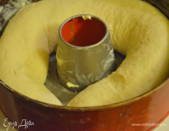 Перенести в кольцевую форму для выпечки, смазанную сливочным маслом, дать постоять еще 20 минут под полотенцем. За это время рулет опять немного вырастет и заполнит форму.