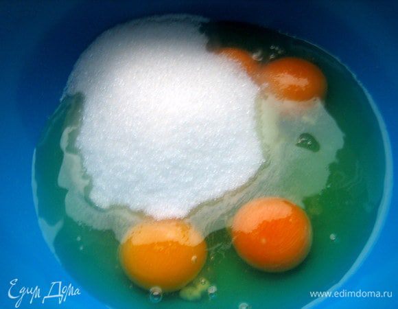 Яйца соединяем с сахаром.