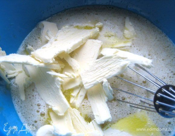 Мягкое сливочное масло кусочками...