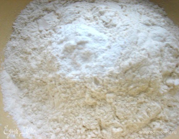В отдельной миске смешиваем муку с солью, разрыхлителем...