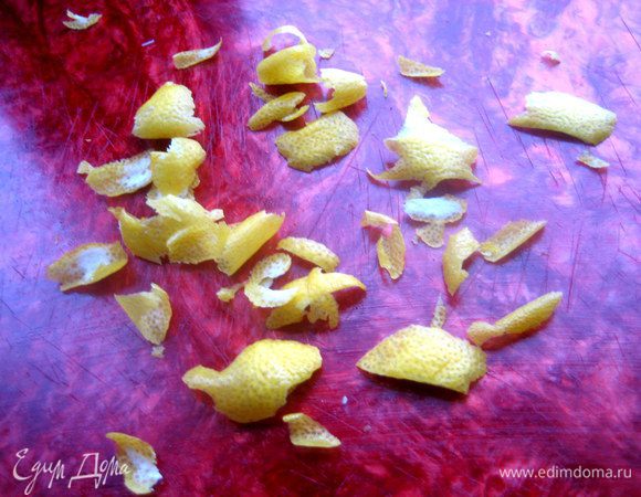 С лимона снять цедру, измельчить... С апельсина тоже можно, но у меня не было.