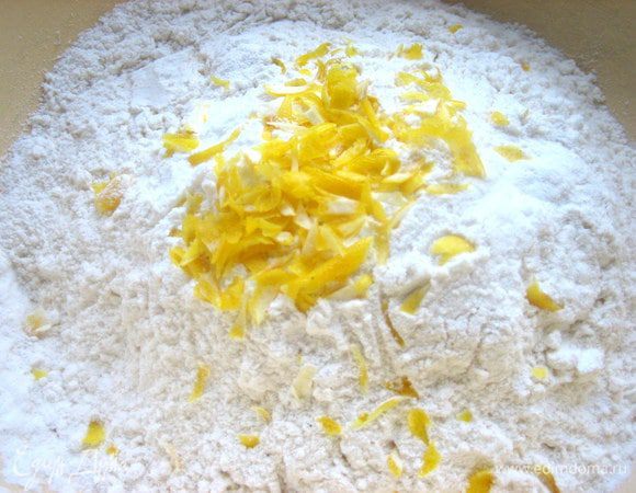 Добавить к муке.