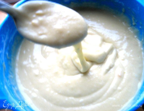 На данном этапе Джейми советует четверть ягод ввести в тесто.