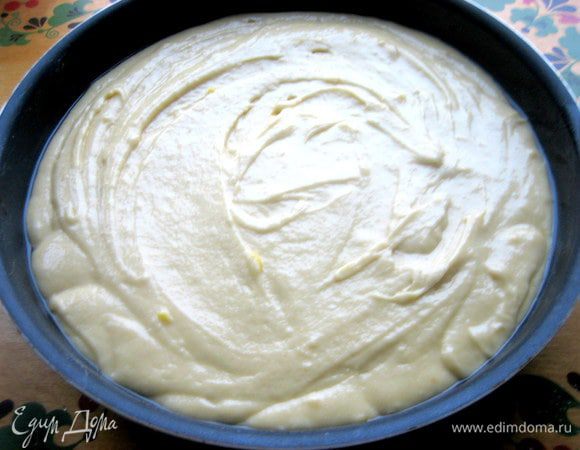 Смазываем маслом форму (26 см) и выливаем тесто.