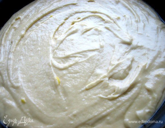 Разравниваем и ставим выпекаться в разогретую до 180* духовку.