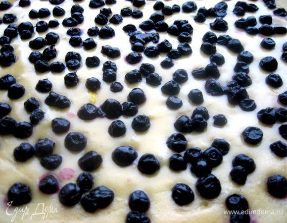Через 10 минут вынимаем и высыпаем остальные ягоды, немного притопив их в тесто. Ставим ещё в духовку на полчаса. Минут 5 я не вынимала из духовки после выключения, чтобы у теста не было шока!