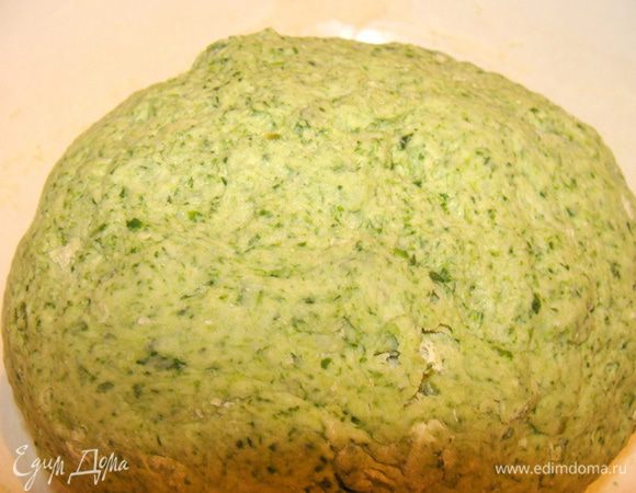 Тесто у нас абсолютно постное. Муку просеять, высыпать горкой, посолить. Сделать углубление, вылить размороженную шпинатную смесь (400 г). Добавить 50мл оливкового масла. Замесить мягкое тесто. По мере надобности муки можно чуть чуть добавить.