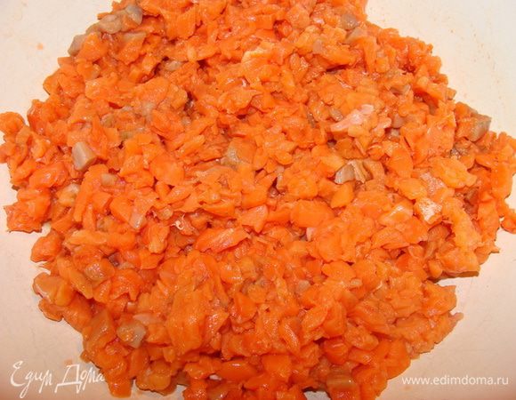 Семгу отделить от костей, мелко нарубить! Именно нарубить ножом, чтобы сохранились кусочки.