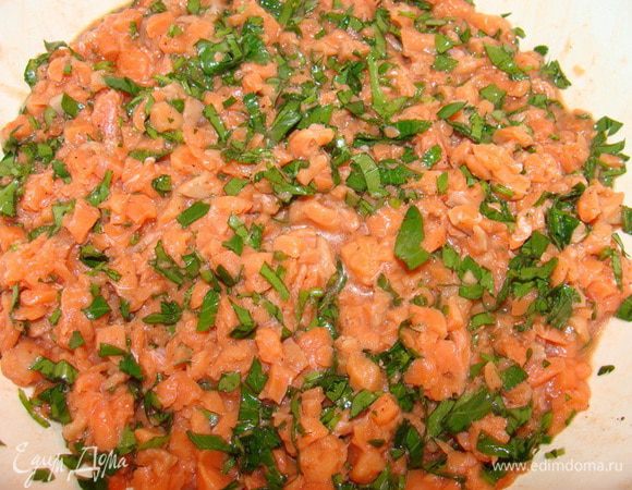 Добавить соль, смесь перцев, рубленную петрушку. Залить гранатовым соком. Дать постоять.