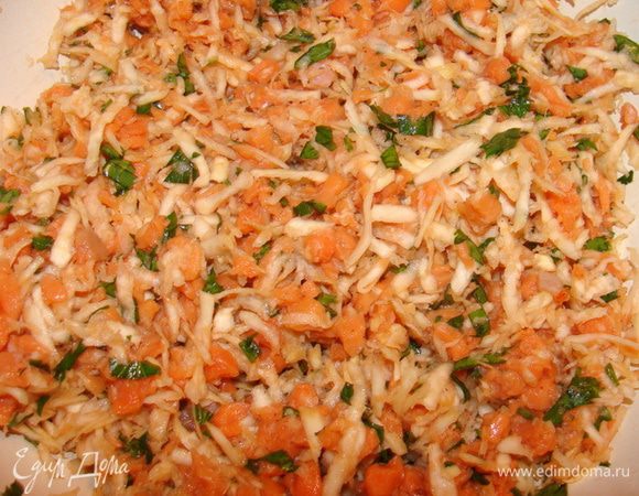 Очистить и потереть на крупной терке корень сельдерея, добавить к рыбе.