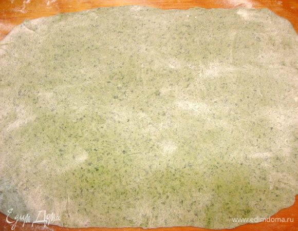 От теста отрезать кусочек и раскатать как можно тоньше. Впрочем может кто любит и потолще, будет сытнее, но грубее)))