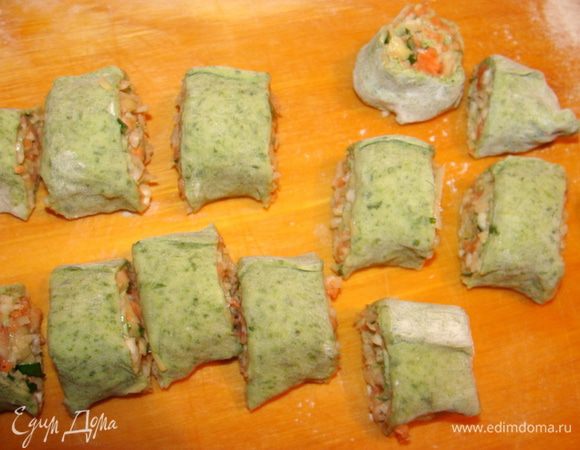 Острым ножом порезать ролл на части.