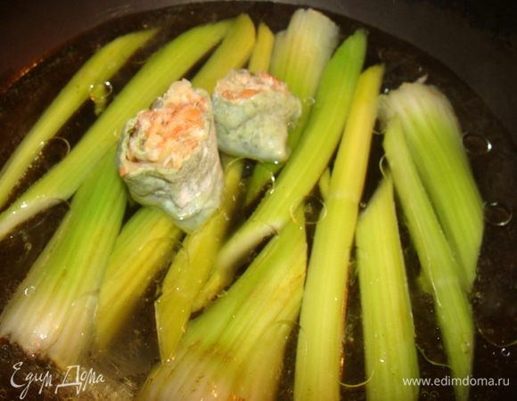 Залить водой, закипятить, чуть присолить и влить оставшееся оливковое масло. Роллы должны быть покрыты водой на 2/3. тушить на довольно сильном огне 10 минут. 