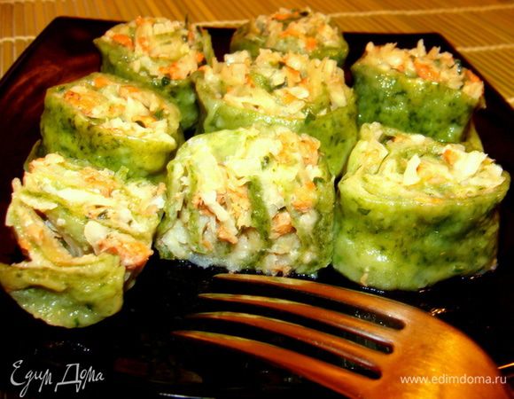 Для последующих порций воду в сковороду нужно каждый раз добавлять. Стебли оставляем на месте до последней порции, потом выбрасываем. У меня получилось 5 роллов и 7 порций из них. Еще одна порция пасты)))