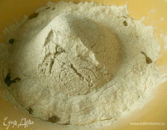 Нагрейте духовку до 225°C
Смешайте воду, масло, соль и муку, вымешивайте,