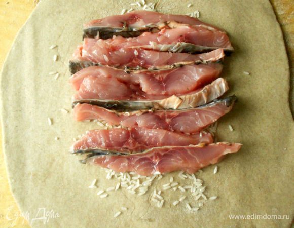 Уложите кусочки рыбы плотно поверх риса. Сначала один слой, затем добавьте соль и перец затем еще один слой, соль и т. д. 