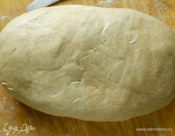 Сложите края поверх начинки, формируя пирог в виде хлеба.  Убедитесь, что края склеились вместе плотно. Для заглаживания стыков и складок используйте нож и воду. Поверхность должна стать абсолютно гладкой.