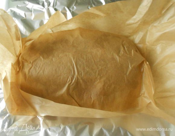 Смажьте  кусочком сливочного масла всю поверхность пирога, а затем заверните в бумагу для выпечки и ещё в алюминиевую фольгу. 
