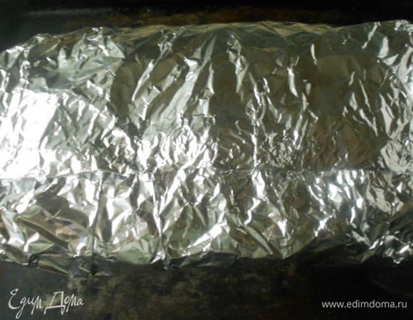 Края фольги плотно соедините.
Поставьте блюдо обратно в духовку и запекайте приблизительно 6 ч. То же самое блюдо из лосося или ряпушки готовится около 4 ч.
