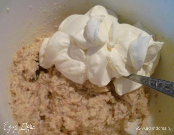 Ввести сливки в тесто, перемешать методом складывания.
