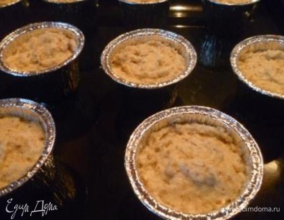 Выложить в формы, заполняя не до самых краев. Традиционно пирожные имеют форму цилиндра, поэтому предпочтительно использовать прямые формочки.
